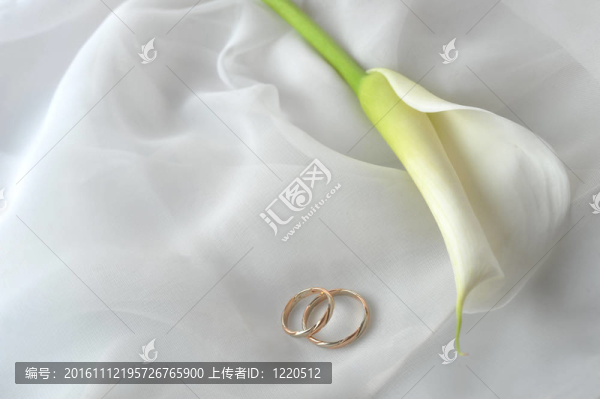 白色織物和結(jié)婚戒指