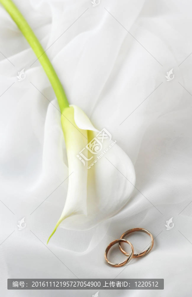 白色織物和結(jié)婚戒指