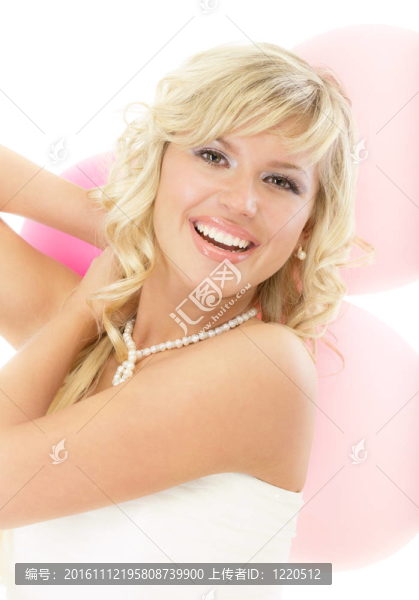 可愛的女孩擁有三個充氣球
