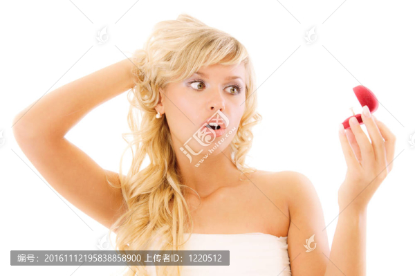 女孩帶著結(jié)婚戒指驚訝地看著盒子