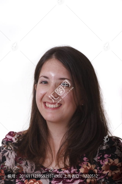 黑發(fā)的年輕女子在花裙子smiling.jpg
