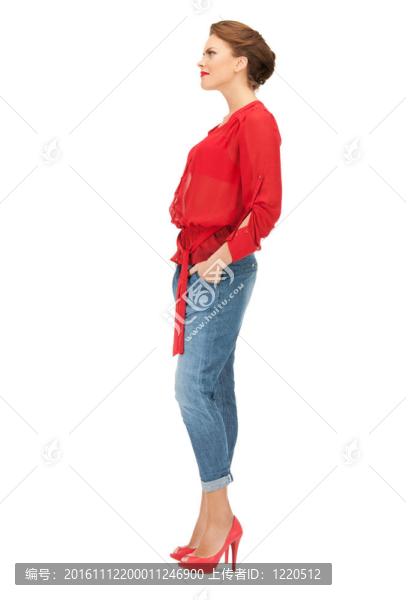 可愛(ài)的女人穿著紅色的襯衫和牛仔褲