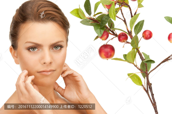 可愛的女人用蘋果樹枝