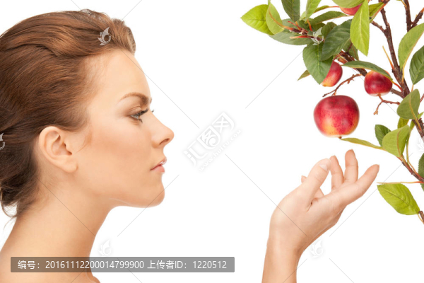 可愛的女人用蘋果樹枝