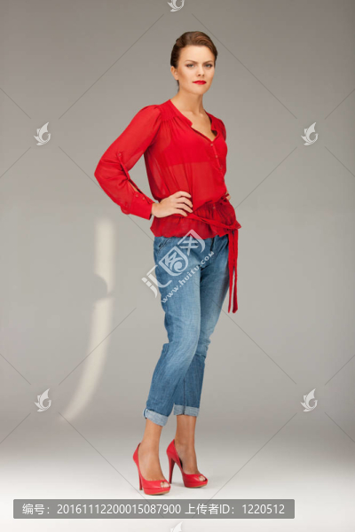 可愛的女人穿著紅色的襯衫和牛仔褲