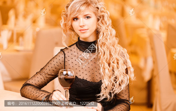 紅葡萄酒的年輕女人