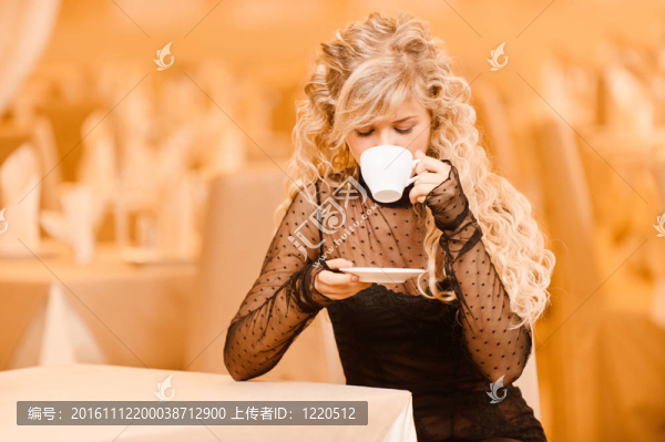 年輕女子喝茶。