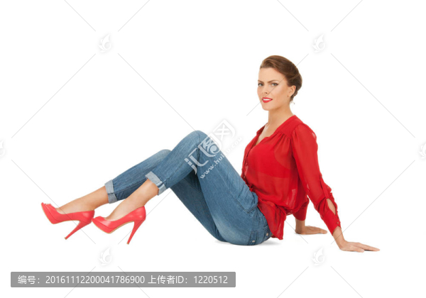 可愛的女人穿著紅色的襯衫和牛仔褲