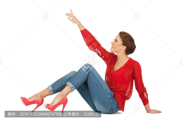 可愛的女人穿著紅色的襯衫和牛仔褲