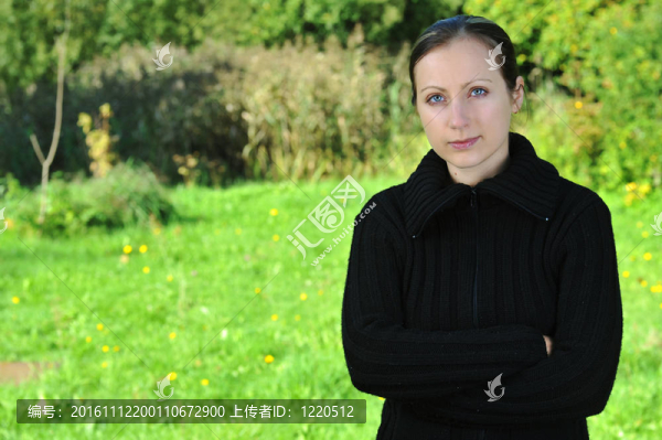 年輕女性戶外肖像