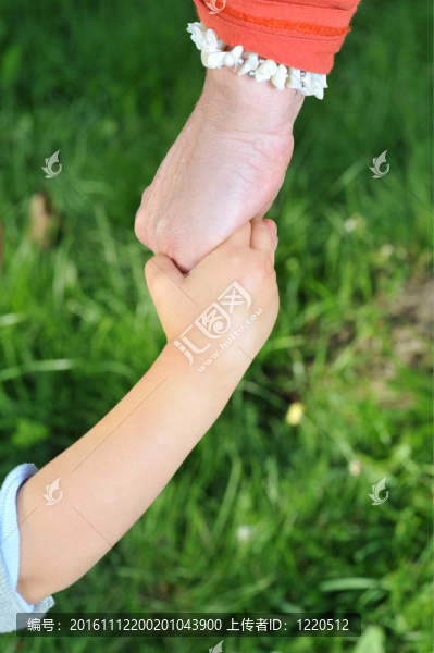 祖母抱著孩子的手