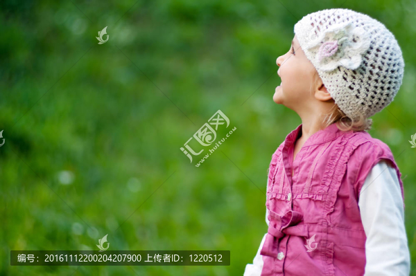 小女孩玩的很開心