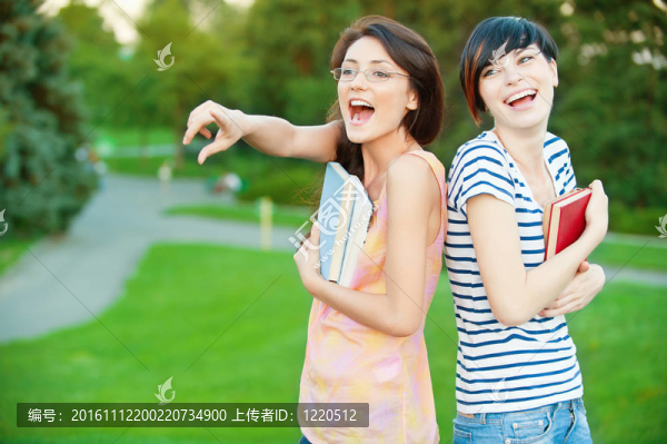 公園里的兩個女孩