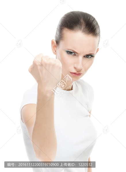 美麗的女人用拳頭顫抖