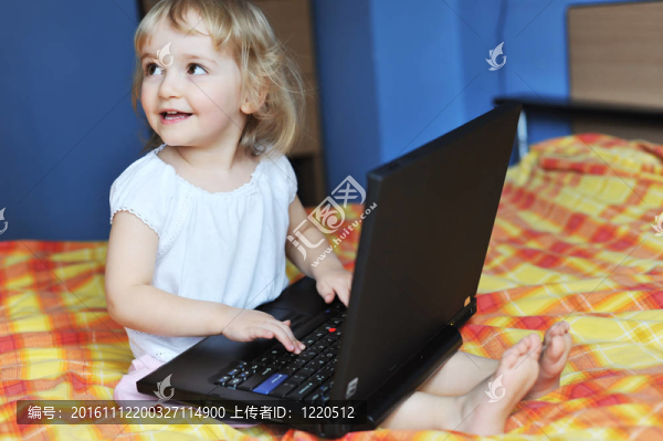 帶筆記本電腦的小女孩