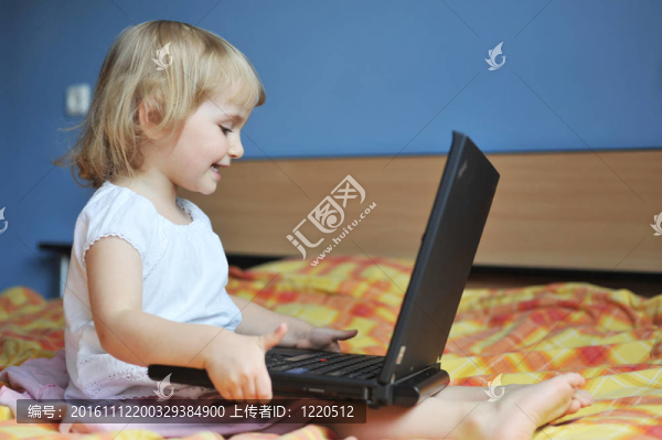 帶筆記本電腦的小女孩