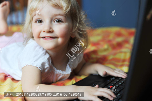 帶筆記本電腦的小女孩