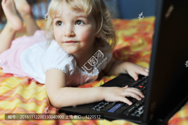 帶筆記本電腦的小女孩