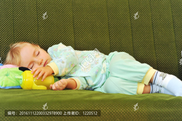 小女孩睡覺