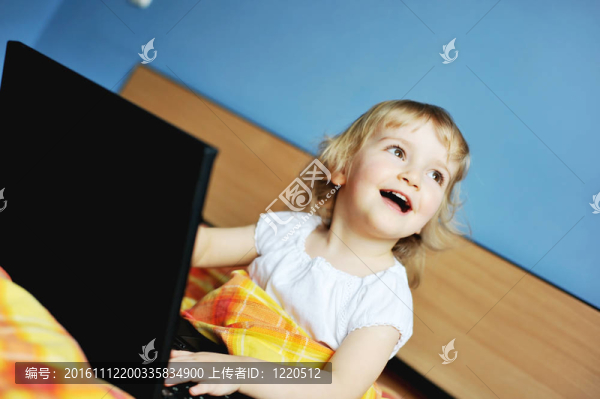 帶筆記本電腦的小女孩