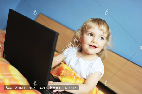 帶筆記本電腦的小女孩