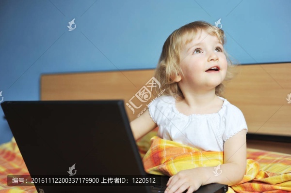 帶筆記本電腦的小女孩