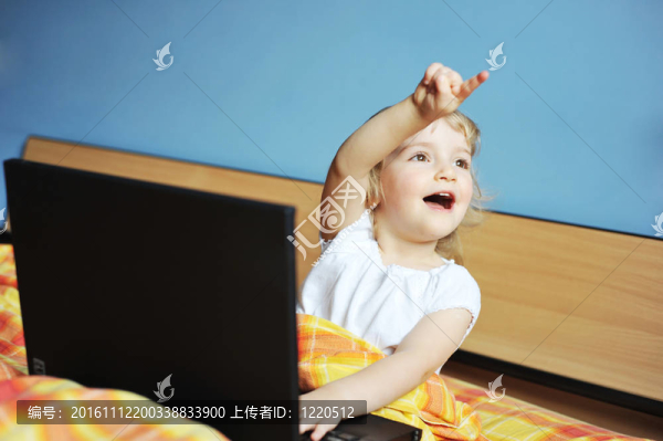帶筆記本電腦的小女孩