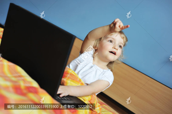 帶筆記本電腦的小女孩