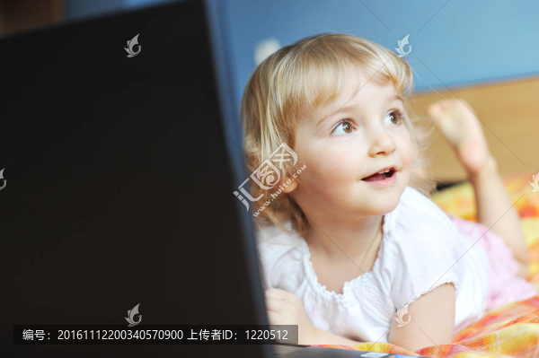 帶筆記本電腦的小女孩