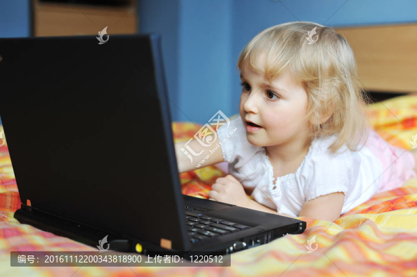 帶筆記本電腦的小女孩