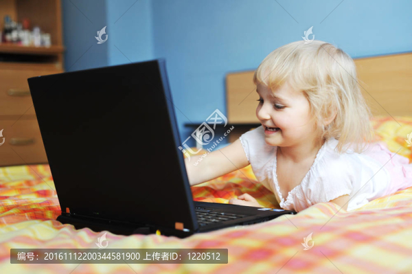 帶筆記本電腦的小女孩