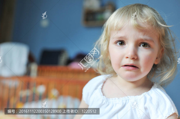 小女孩哭了