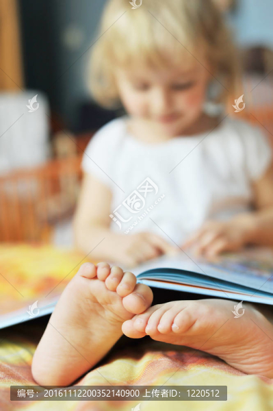 帶書的小女孩