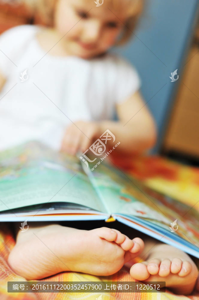 帶書的小女孩
