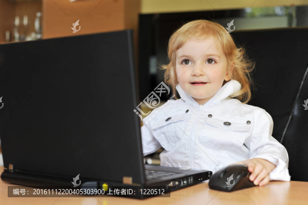 帶筆記本電腦的小女孩