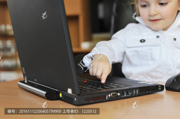 帶筆記本電腦的小女孩