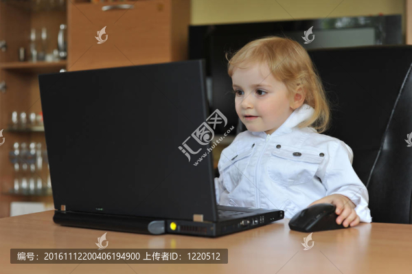 帶筆記本電腦的小女孩