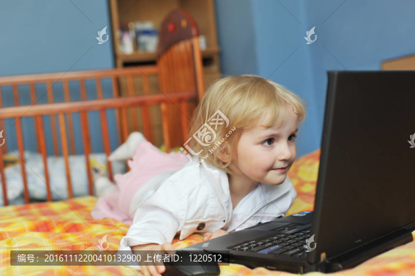 帶筆記本電腦的小女孩