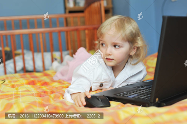 帶筆記本電腦的小女孩