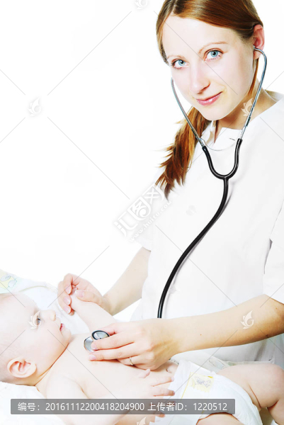 女醫(yī)生檢查嬰兒