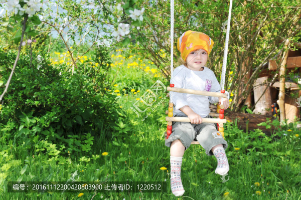 公園里的小女孩