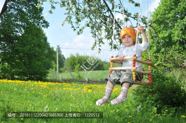 公園里的小女孩
