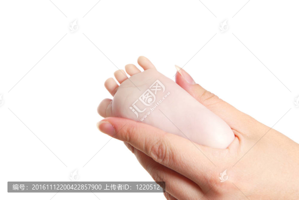 嬰兒腳在母親手