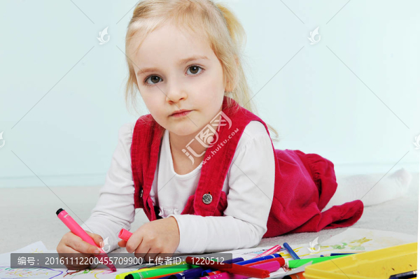 女孩在畫畫