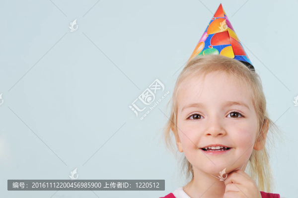 帶生日帽的女孩