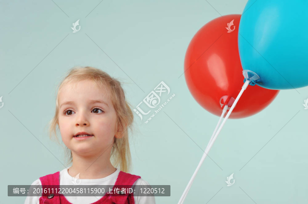 可愛的金發(fā)小女孩與氣球。肖像