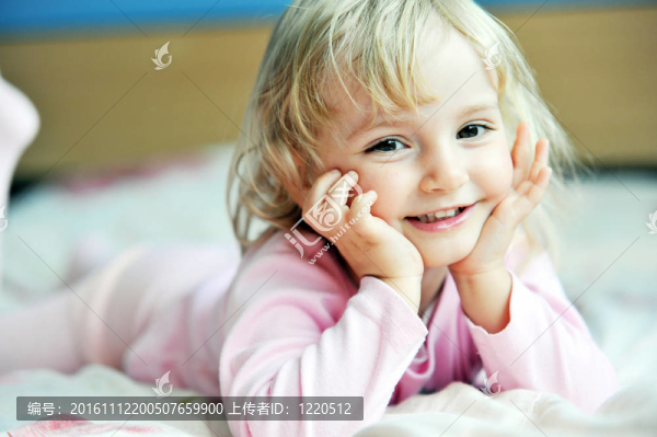 小女孩
