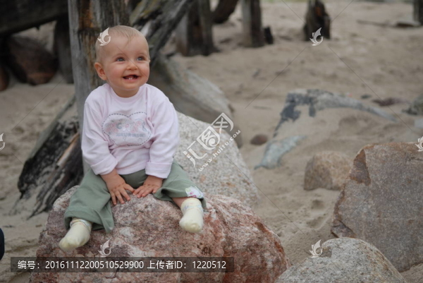 孩子在石頭上