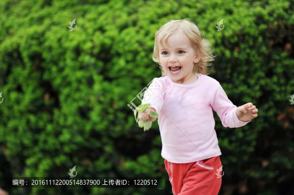 小女孩