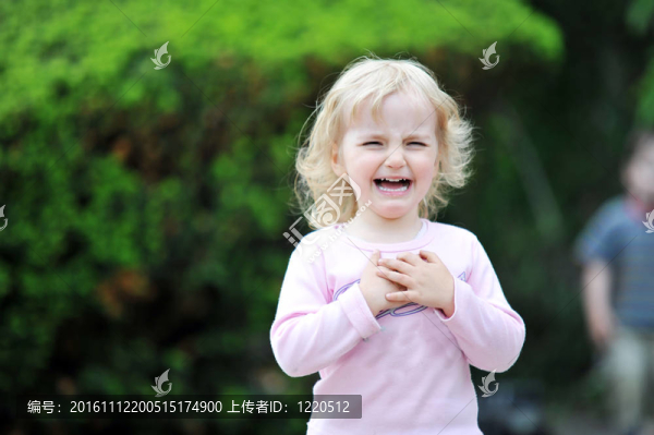 小女孩哭了